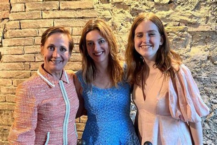 Are Zoe Perry And Laurie Metcalf Related? Exploring The Family Connection