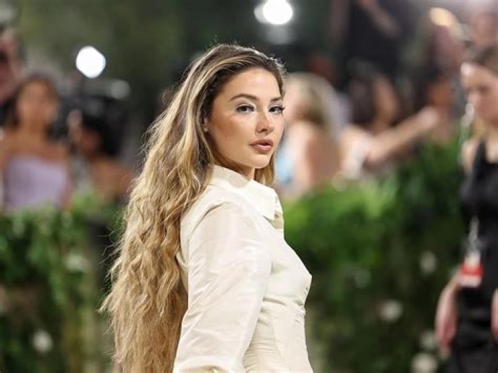 How Tall Is Madelyn Cline? The Definitive Answer